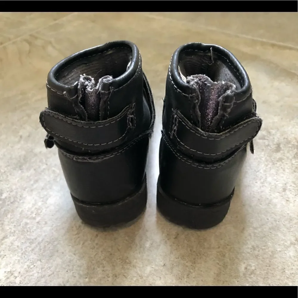 Carter’s black ankle boots size 6 good condition